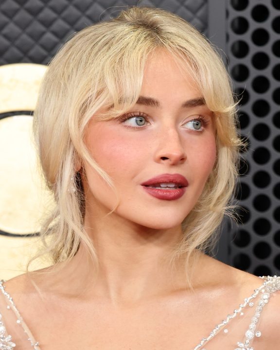 Sabrina Carpenter revive a era de ouro de Hollywood: O look ousado com body de franjas