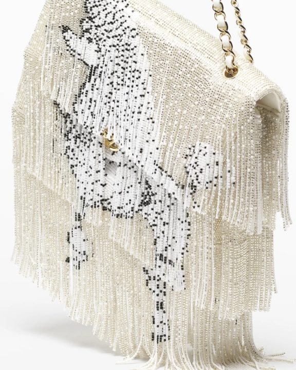 Bolsa de poodle: Nova bolsa de franjas da Chanel conta com 77 mil cristais de vidro