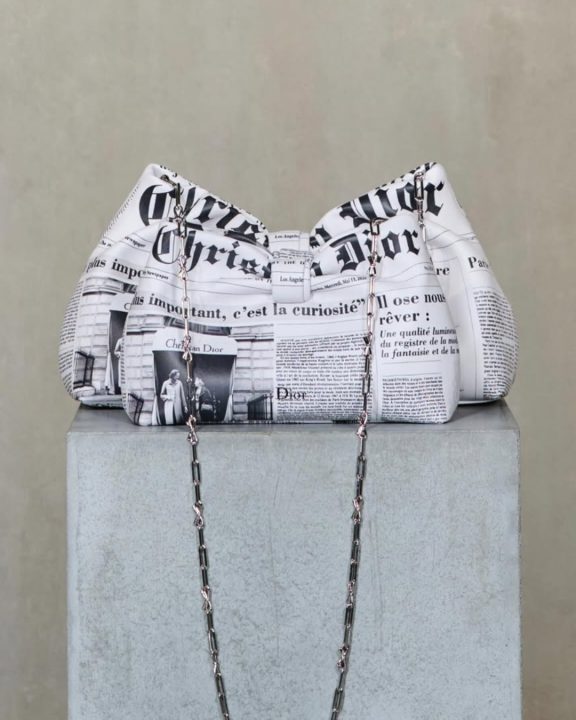 O retorno da estampa de jornal: Dior revive ícone dos anos 2000 com nova bolsa