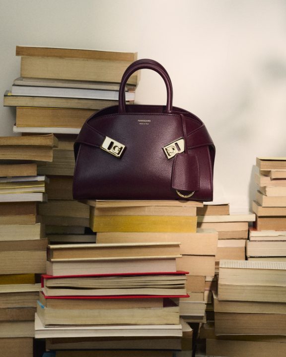 Dia dos Namorados Ferragamo: grife lança linha com estampa floral e a icônica Hug Bag