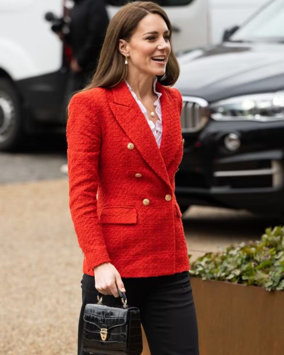 Midi Mayfair: A bolsa queridinha de Kate Middleton conquistou Anne Hathaway e virou trend