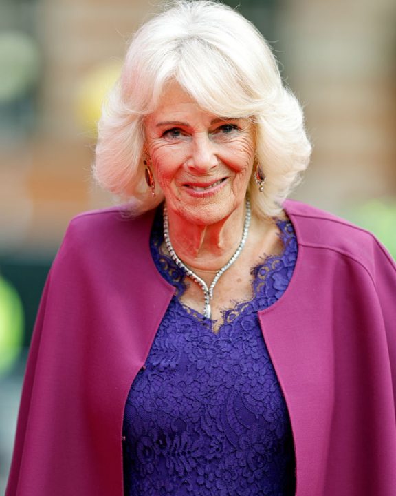 Em evento real, Rainha Camilla usa look roxo e se joga na tendência que dominou 2026