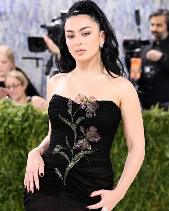 Adeus, era ‘brat’: Charli XCX surge no Met Gala 2026 com all black minimalista da YSL