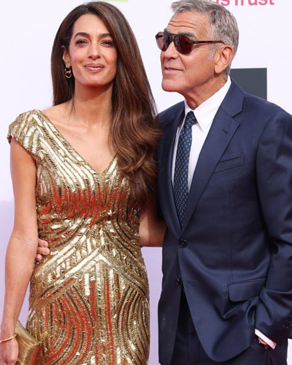 Amal Clooney usa look vintage de alto luxo de Alexander McQueen em evento do rei Charles III