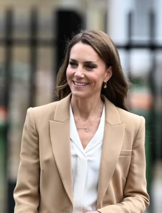 Kate Middleton combina alfaiataria bege e colar de ouro em homenagem aos filhos
Veja os detalhes do look de Kate Middleton em Londres: a Princesa de Gales apostou na elegância e em um colar com as iniciais dos filhos