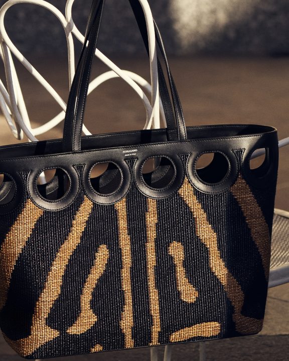 Ferragamo atualiza as it-bags Hug e Bucket com efeito ráfia em nova coleção Resort
Coleção Ferragamo Resort apresenta sapatilhas, rasteiras e bolsas para o guarda-roupa de verão; saiba os detalhes