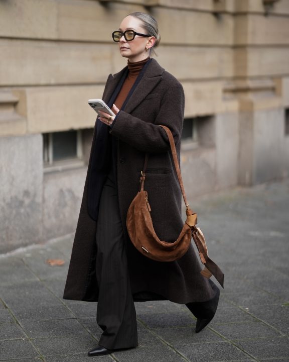 A bolsa de camurça é a tendência de 2026: 6 dicas para combiná-la em looks sofisticados