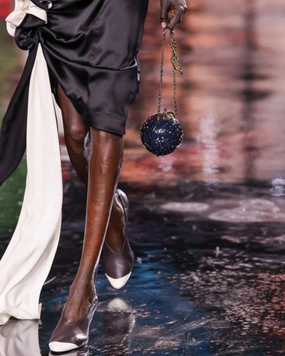 Sapato luva: 5 formas de usar a tendência confortável que substitui a sapatilha em 2026
Descubra o sapato luva, a tendência inspirada no balé que dominou os desfiles da Chanel e veja como usar esse calçado minimalista