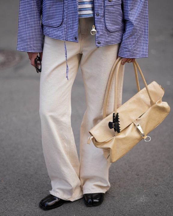 Esse é o sapato mais polêmico que está na moda: 4 dicas de looks para usar o modelo tabi