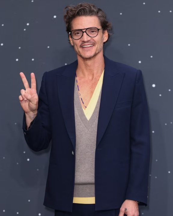 Decote em V: o segredo do look Chanel de Pedro Pascal que é tendência em 2026