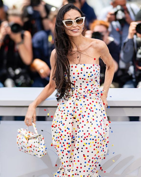 Demi Moore encanta em Cannes com vestido midi de bolinhas assinado pela Jacquemus