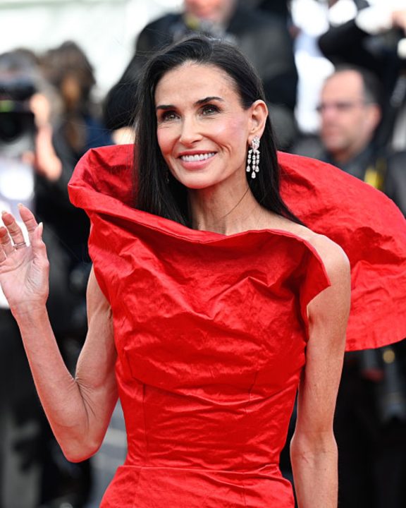Ombro de fora e truque com cabelo: O look vermelho elegante de Demi Moore da Gucci
Demi Moore surge deslumbrante em sua terceira aparição em Cannes, apostando em um design ousado da Gucci assinado por Demna