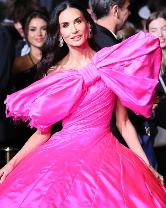 Rainha de Cannes! Com laço e textura de crocodilo, Demi Moore brilha com 3 looks luxuosos