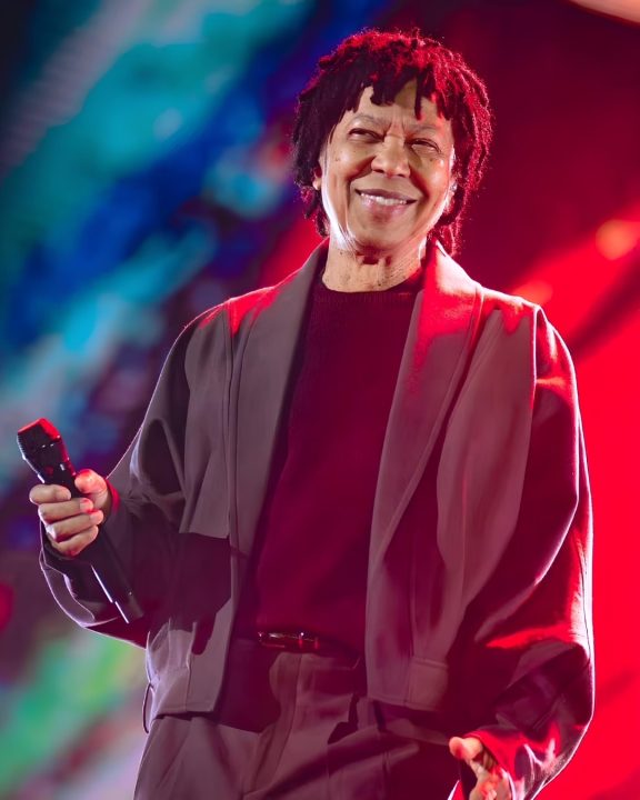 Djavan celebra 50 anos de carreira com look sob medida da marca brasileira Francesca
Na turnê “Djavanear 50 anos”, Djavan usou um visual feito sob medida pela marca Francesca com toque dos anos 80; veja detalhes