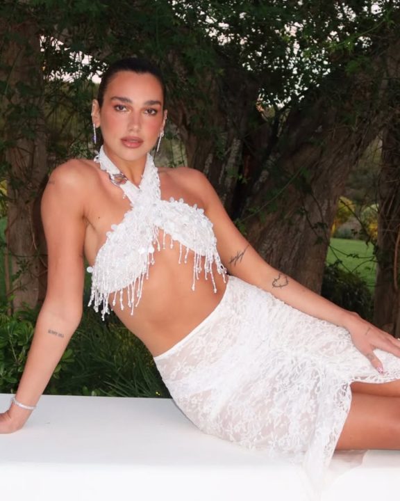 De Chloé à Chanel: Os looks grifados de ‘noiva’ da despedida de solteira de Dua Lipa