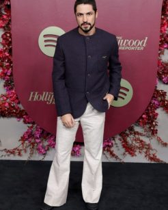Gabriel Leone com a calça flare