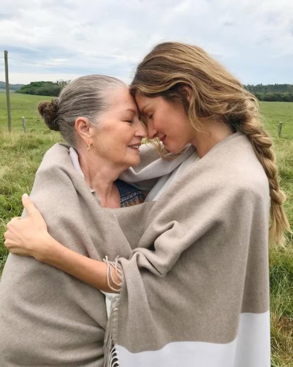 Gisele Bündchen elege looks leves e entra na trend do ‘comfy chic’ no Dia das Mães
A supermodelo Gisele Bündchen compartilhou momentos de gratidão ao lado da mãe e dos filhos com looks confortáveis no Dia das Mães