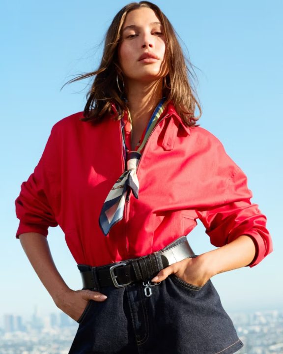Hailey Bieber e Mango definem o ‘uniforme’ do verão em nova campanha de 2026