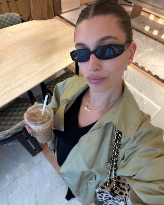 Bolsa Chanel, blusa de renda e boné vintage: Hailey Bieber dita tendência em viagem