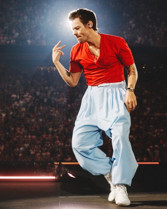 Blazer oversized e inspiração dos anos 80: Harry Styles usa look sob medida da Calvin Klein