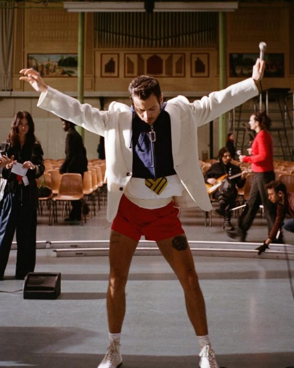Do short curto ao disco: As trends dos anos 70 que Harry Styles trouxe de volta em novo clipe