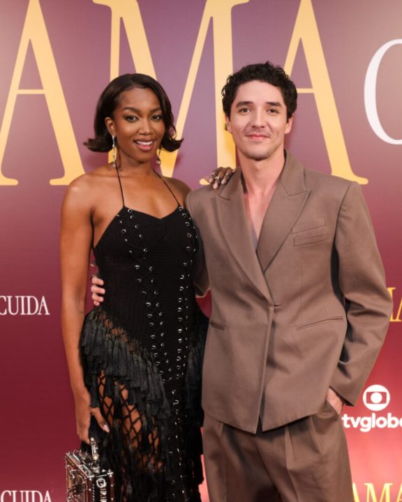 Iza ousa em pretinho nada básico com recortes e franjas para evento da Globo