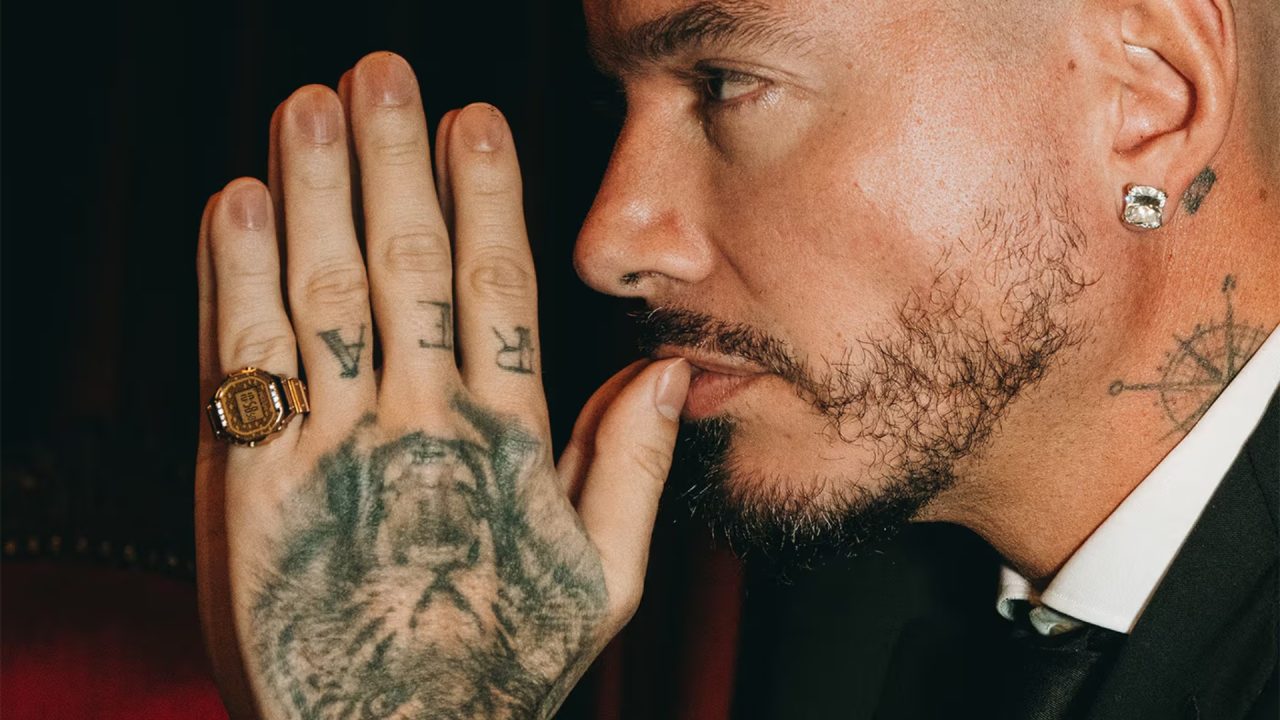 J Balvin e Casio lançam relógio em anel de ouro e repleto de brilhantes com toque de flor