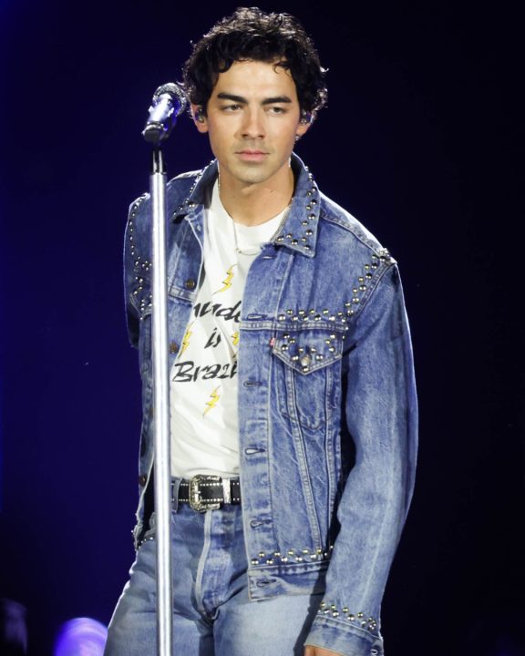 ‘O Hexa vem’: A jaqueta personalizada de Joe Jonas em look all denim para show em SP