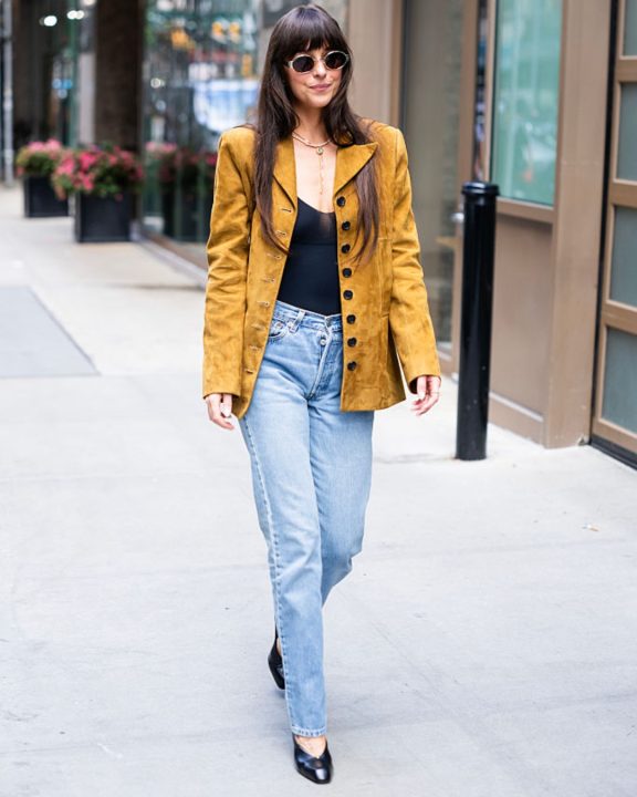 O jeans cigarette está de volta! Veja como usar a calça que substituiu a skinny em 2026