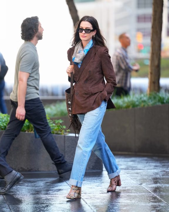 A icônica calça jeans 501: como usar o modelo favorito de Andy Sachs que não sai de moda