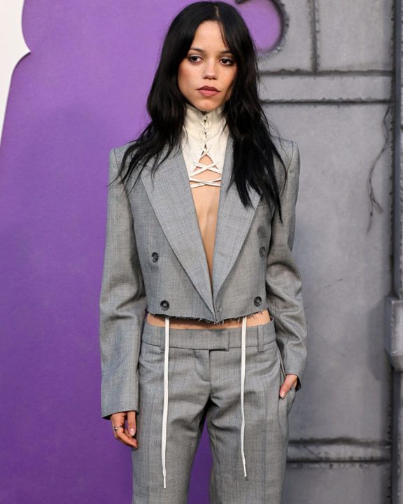 Jenna Ortega volta ao estilo gótico de ‘Wandinha’ com terno de McQueen e item ‘diferentão’