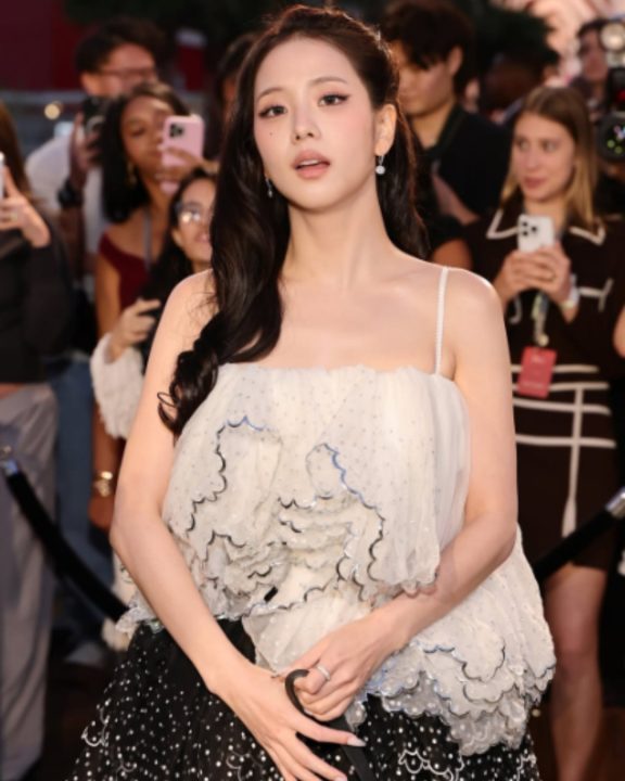 Jisoo brilha com look sob medida de babados e renda no desfile Cruise da Dior
Veja os detalhes do look exclusivo de Jisoo no Dior Cruise 2027: da minissaia de renda ao top de babados, ela roubou a atenção em LA