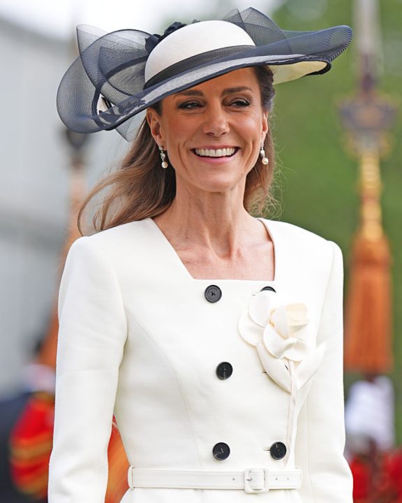 Kate Middleton aposta em look creme com saia midi e joias com homenagem à Lady Di