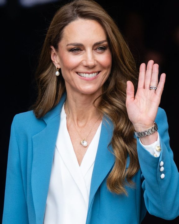 Elegância na Itália: Kate Middleton aposta na trend do monocromático com terno azul