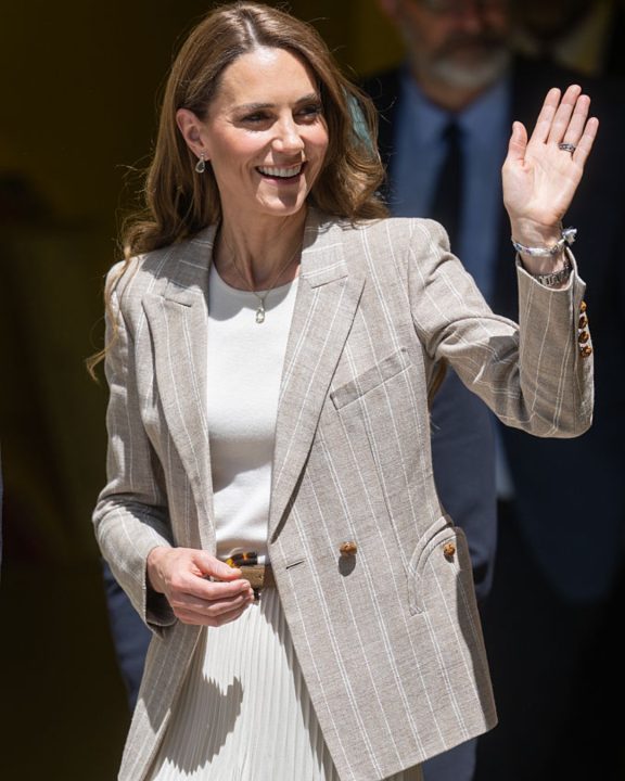Kate Middleton na Itália: Princesa encanta com saia plissada e risca de giz em look reciclado