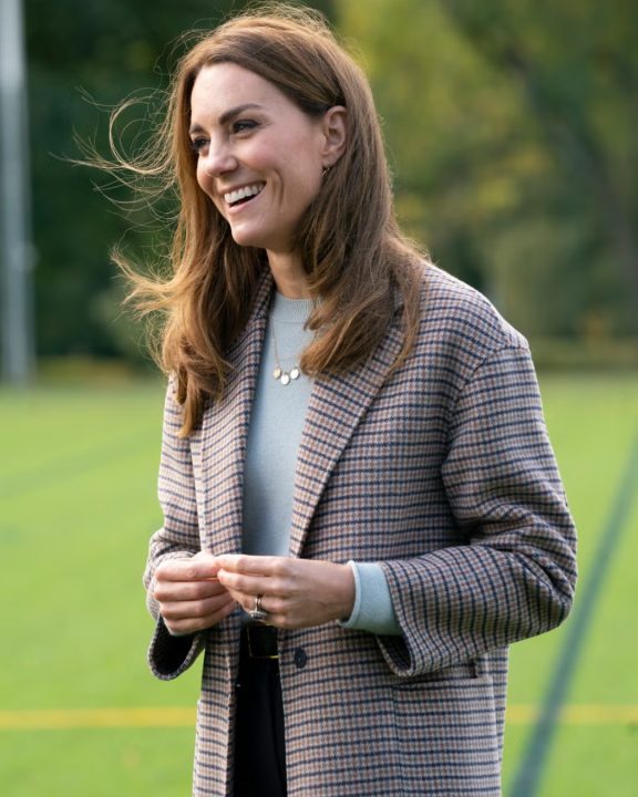 O segredo do casaco xadrez de Kate Middleton: como usar o sobretudo com elegância