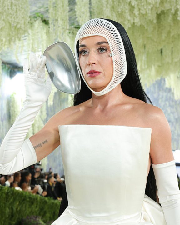Nada discreta! No Met Gala 2026, Katy Perry usa Stella McCartney com máscara futurista