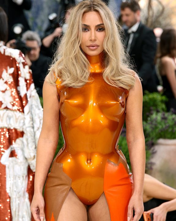 Kim Kardashian transforma o corpo em escultura dos anos 60 no Met Gala 2026 
Kim Kardashian aposta em corset de fibra de vidro e colaboração com artista pop dos anos 60 para interpretar o tema do Met Gala