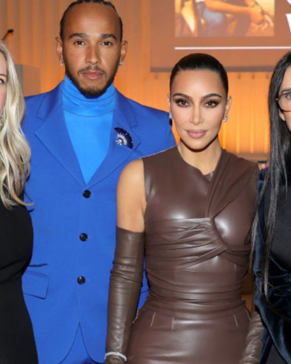 Kim Kardashian e Lewis Hamilton surgem juntinhos com looks Gaultier e Louis Vuitton em NY