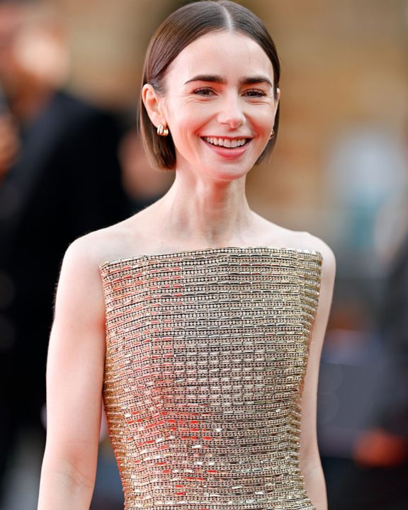 Lily Collins transforma o tomara que caia com vestido metalizado da Carolina Herrera
Atriz de “Emily in Paris”, Lily Collins aposta em visual sofisticado para o The King’s Trust 2026 em Nova York com Carolina Herrera