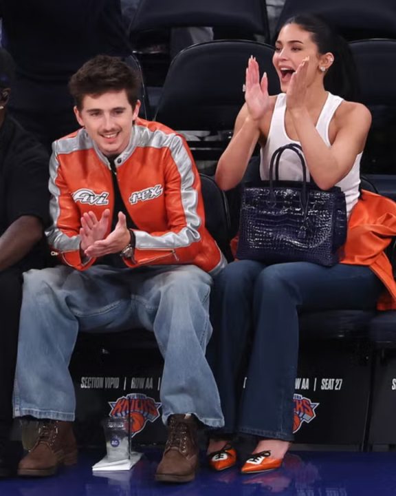 Kylie Jenner eleva o look básico com Birkin de crocodilo e mules vintage em NY