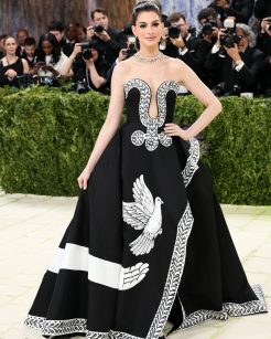 Look de Anne Hathaway no Met Gala 2026