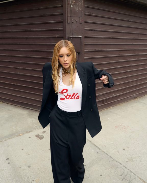 Maria Braz encara tendência do blazer oversized para estreia da H&M com Stella McCartney