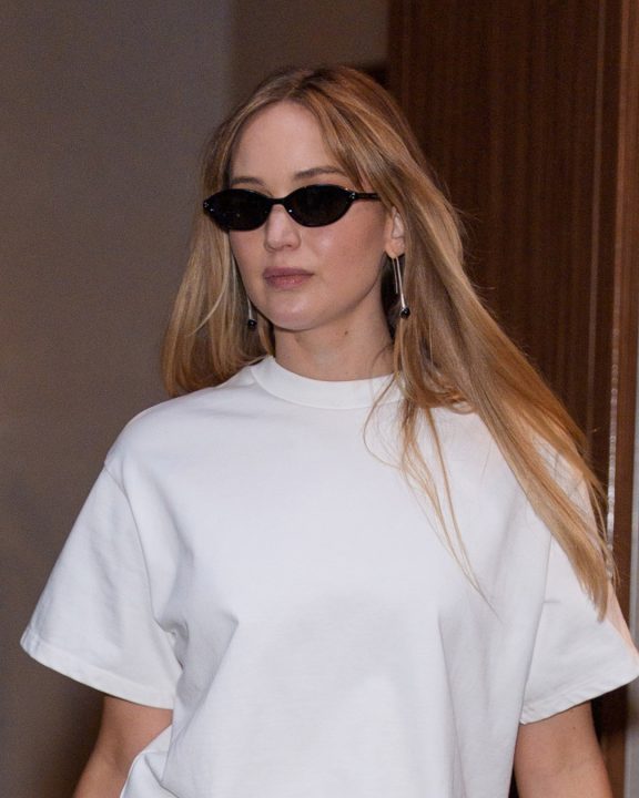 Calça laranja e mocassim amarelo: Jennifer Lawrence antecipa tendência com look ousado
