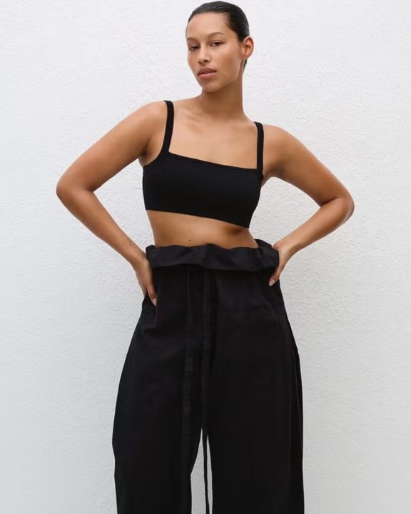 Calça estilo pescador: 7 ideias de looks para usar a peça com sofisticação em 2026