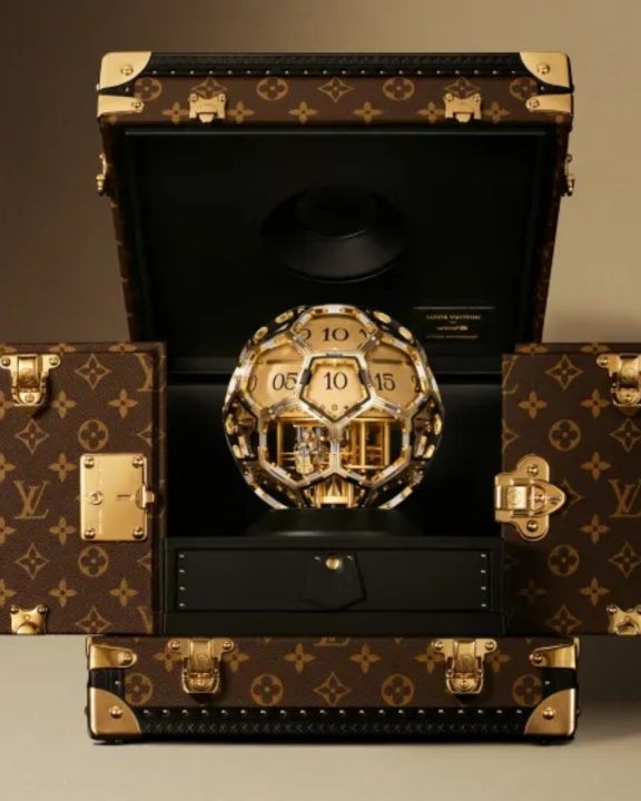 Louis Vuitton lança relógio de bola de futebol para os 10 anos de parceria com a UNICEF