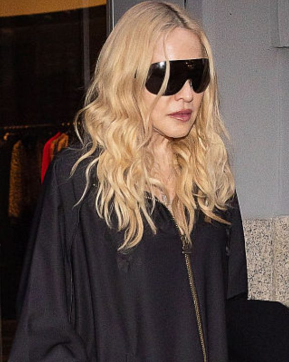 Jaqueta de Madonna traz de volta a trend do all jeans com visual retrô em Londres
Madonna aposta na clássica combinação de jeans com jeans pelas ruas de Londres e prova que o visual retrô continua mais vivo do que nunca