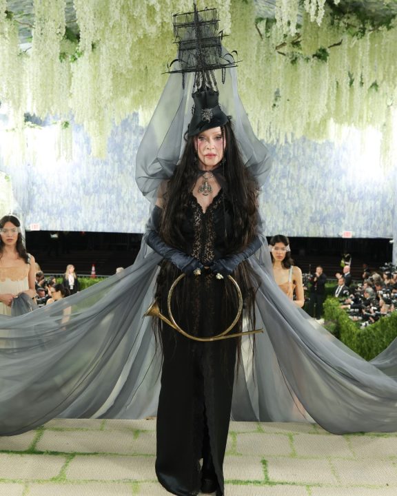 Look pirata e 6 assistentes: Madonna encara visual gótico da Saint Laurent no Met Gala
Madonna dominou o Met Gala 2026 com um look gótico da Saint Laurent com chapéu de navio pirata a um véu gigante carregado por assistentes