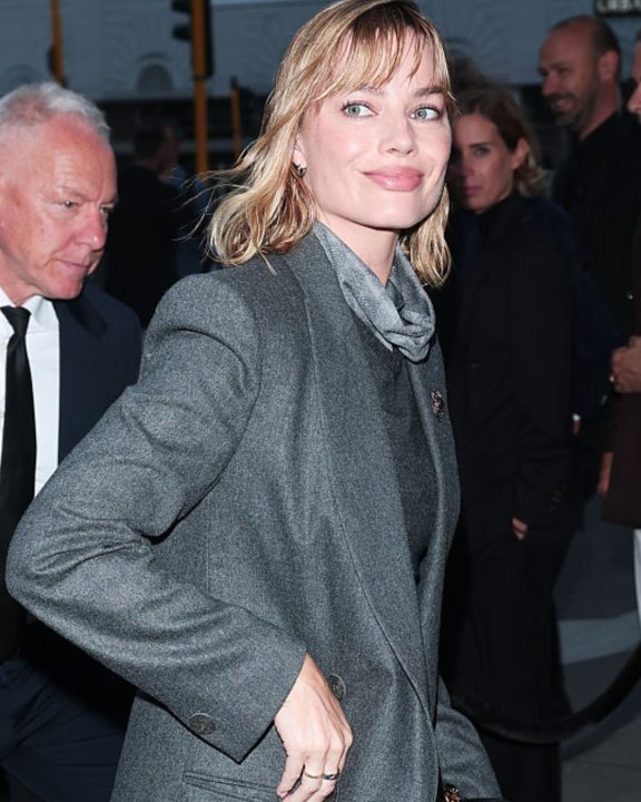 Margot Robbie mostra como combinar jaqueta e jeans em look da Chanel em NY