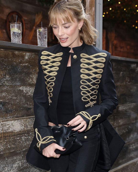 Blazer ‘Napoleão’: As 4 regras de Margot Robbie para usar a peça que voltou com tudo!